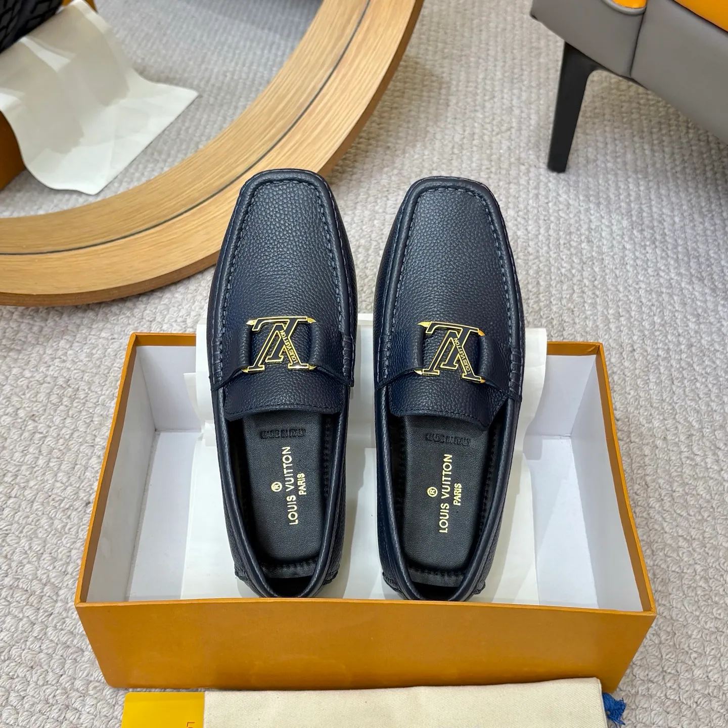 Men's men's shoes 💰420 (Yangli) LV 2⃣️0⃣️2⃣️5️⃣Spring and summer counter GLORIA series models ✈️Original factory special leather production, original last type. A classic driving slip-on casual shoe that shows an elegant style with exquisite craftsmanship details such as Monogram embossing all over the upper🌀Italian imported calfskin fabric Sheepskin foot pads➕Inside～Private mold replica sole Unique style Comfortable driving slip-on Size: 4-12 (38-46) Comes with [Counter packaging: original box, wrapping paper, card, instruction manual, shoehorn, cloth bag] No pressure to enter and leave the counter!